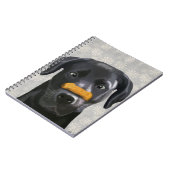 Zwarte labrador met bot op nose 2 notitieboek (Linkerzijde)