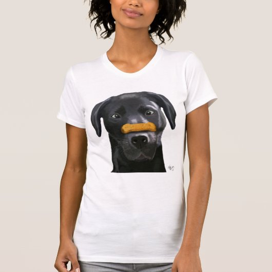 Zwarte labrador met bot op nose 2 t-shirt (Voorkant)