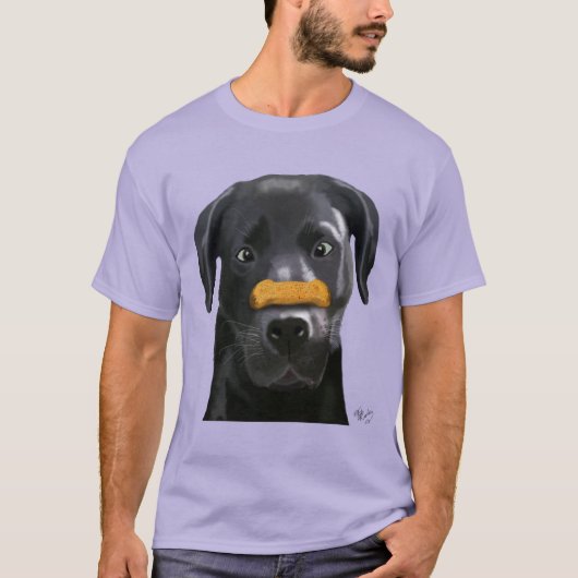 Zwarte labrador met bot op nose 2 t-shirt (Voorkant)