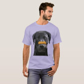 Zwarte labrador met bot op nose 2 t-shirt (Voorkant volledig)