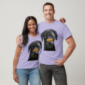 Zwarte labrador met bot op nose 2 t-shirt (Unisex)