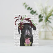 Zwarte labrador met groene fascinator briefkaart (Staand voorkant)