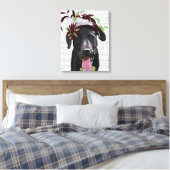 Zwarte labrador met groene fascinator canvas afdruk (Insitu (Slaapkamer))