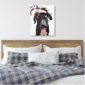 Zwarte labrador met groene fascinator canvas afdruk (Insitu (Slaapkamer))