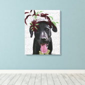 Zwarte labrador met groene fascinator canvas afdruk (Insitu (Houten vloer))