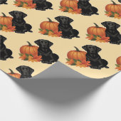 Zwarte labrador met herfstbladeren en pompoen cadeaupapier (Hoek)