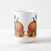 Zwarte labrador met herfstbladeren en pompoen koffiemok (Center)