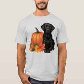 Zwarte labrador met herfstbladeren en pompoen t-shirt (Voorkant)