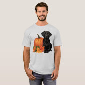 Zwarte labrador met herfstbladeren en pompoen t-shirt (Voorkant volledig)