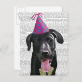 Zwarte labrador met partijPet Uitnodiging Briefkaart (Voorkant / Achterkant)