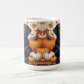 Zwarte labrador met pompoenen en herfstbladeren koffiemok (Center)