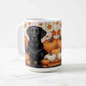 Zwarte labrador met pompoenen en herfstbladeren koffiemok (Voorkant links)