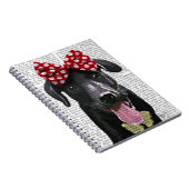 Zwarte labrador met rode bol aan kop notitieboek (Rechterzijde)