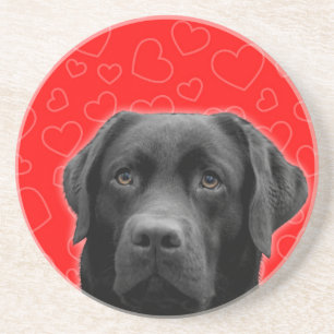 Zwarte labrador met rode harten zandsteen onderzetter