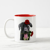 Zwarte labrador met Rozen 2 Tweekleurige Koffiemok (Links)