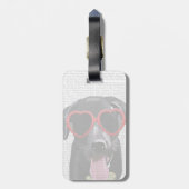 Zwarte labrador met zonnebrillen voor het hart bagagelabel (Achterkant verticaal)