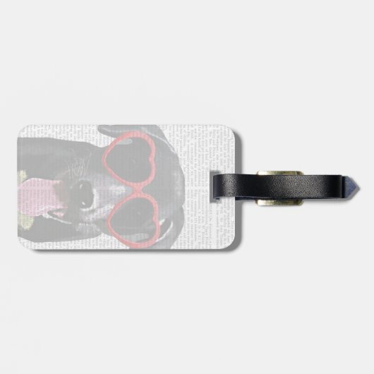 Zwarte labrador met zonnebrillen voor het hart bagagelabel (Achterkant horizontaal)