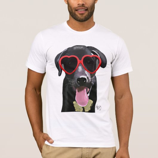 Zwarte labrador met zonnebrillen voor het hart t-shirt (Voorkant)