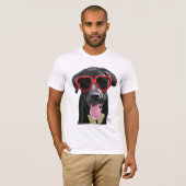 Zwarte labrador met zonnebrillen voor het hart t-shirt (Voorkant volledig)