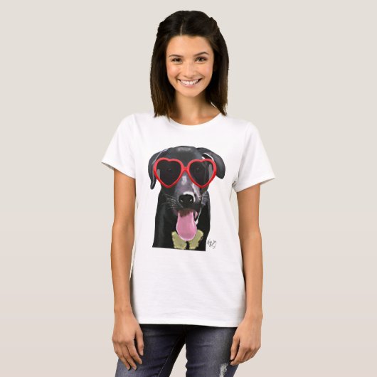 Zwarte labrador met zonnebrillen voor het hart t-shirt (Voorkant volledig)