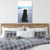 Zwarte labrador op een strand canvas afdruk (Insitu (Slaapkamer))
