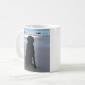 Zwarte labrador op een strand koffiemok (Voorkant links)