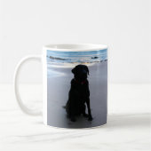 Zwarte labrador op een strand koffiemok (Links)