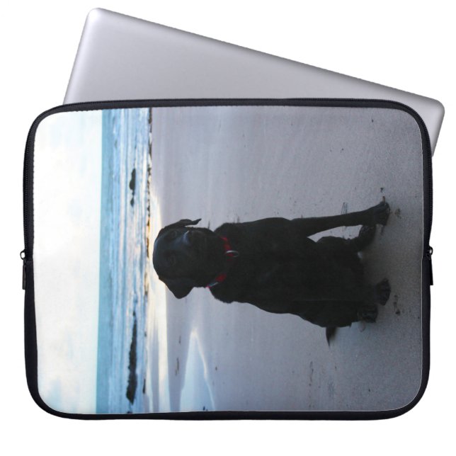 Zwarte labrador op een strand laptop sleeve (Voorkant)