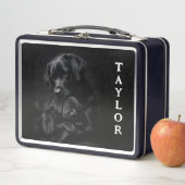 Zwarte Labrador, ouder en kind, metalen lunchbox (In situ)