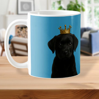 Zwarte Labrador Puppy in Gold Crown Schattige Koffiemok
