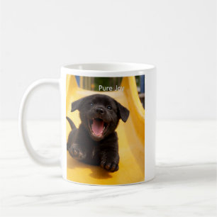 Zwarte Labrador Retriever Gelukkig Puppy op een Gl Koffiemok