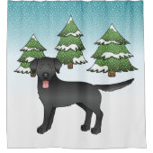 Zwarte labrador Retriever in een winterbos Douchegordijn (Voorkant)