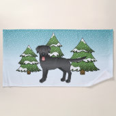 Zwarte labrador Retriever in een winterbos Strandlaken (Voorkant)