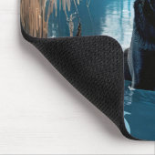 Zwarte labrador retriever in het water van het mee muismat (Hoek)