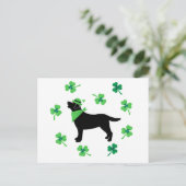 Zwarte Labrador St. Patrick's Day Shamrock Leaves Briefkaart (Staand voorkant)