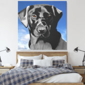 Zwarte labrador tegen de blauwe hemel canvas afdruk (Insitu (Slaapkamer))