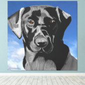 Zwarte labrador tegen de blauwe hemel canvas afdruk (Insitu (Houten vloer))