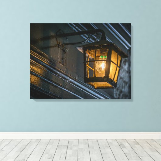Zwarte lantaarn omhoog dicht canvas print (Insitu (Houten vloer))