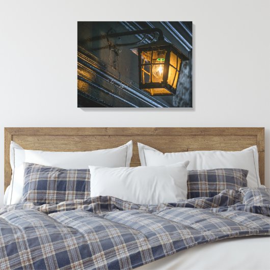 Zwarte lantaarn omhoog dicht canvas print (Insitu (Slaapkamer))
