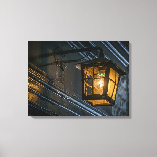 Zwarte lantaarn omhoog dicht canvas print (Voorkant)