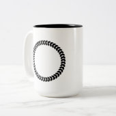 Zwarte laurier laat krans achter tweekleurige koffiemok (Voorkant links)