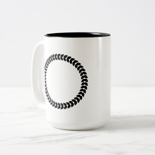 Zwarte laurier laat krans achter tweekleurige koffiemok (Voorkant links)