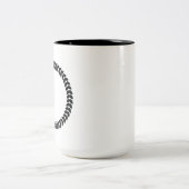 Zwarte laurier laat krans achter tweekleurige koffiemok (Center)