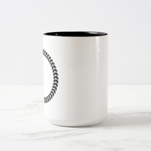 Zwarte laurier laat krans achter tweekleurige koffiemok (Center)