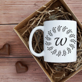 Zwarte lauwerkrans met monogram koffiemok