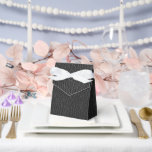 Zwarte Leer Textuur Afwerking Patroon Tent Bedankdoosjes<br><div class="desc">Presenteer je gunsten in deze zwarte tentvormige dozen met een leertextuur-afwerking en subtiel patroonontwerp. Duurzaam en elegant, ze zijn perfect voor bruiloften, feesten of speciale gelegenheden en voegen een verfijnd tintje toe aan elk cadeau of lekkernij. De klassieke tentvorm combineert bruikbaarheid met verfijnd stijlgevoel.</div>