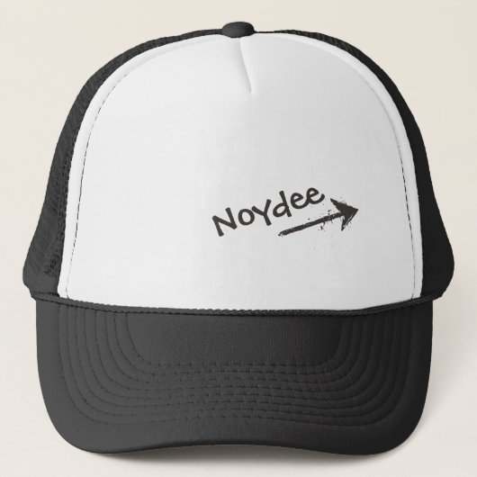 Zwarte letters en pijl op je trucker pet (Voorkant)