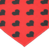 Zwarte Liefdeshart Op Rood Achtergrond Tafelkleed (Gekanteld)