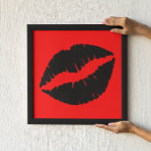 Zwarte lippenstift kus grafisch op rood poster