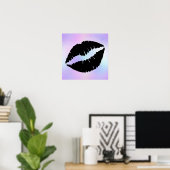 Zwarte lippenstift kus op pastel iriserende Folie Poster (Thuiskantoor)